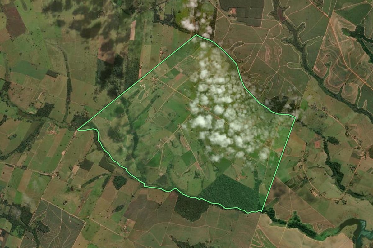Imagem de satélite do imóvel rural em Mirandópolis (SP), com o contorno declarado no CAR desenhado por cima.