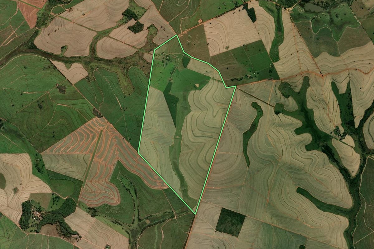 Imagem de satélite do imóvel rural em Mirandópolis (SP), com o contorno declarado no CAR desenhado por cima.