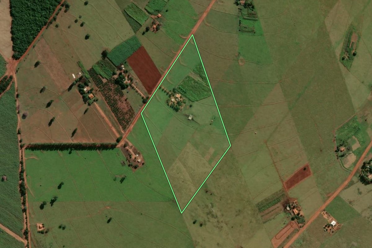 Imagem de satélite do imóvel rural em Mirandópolis (SP), com o contorno declarado no CAR desenhado por cima.