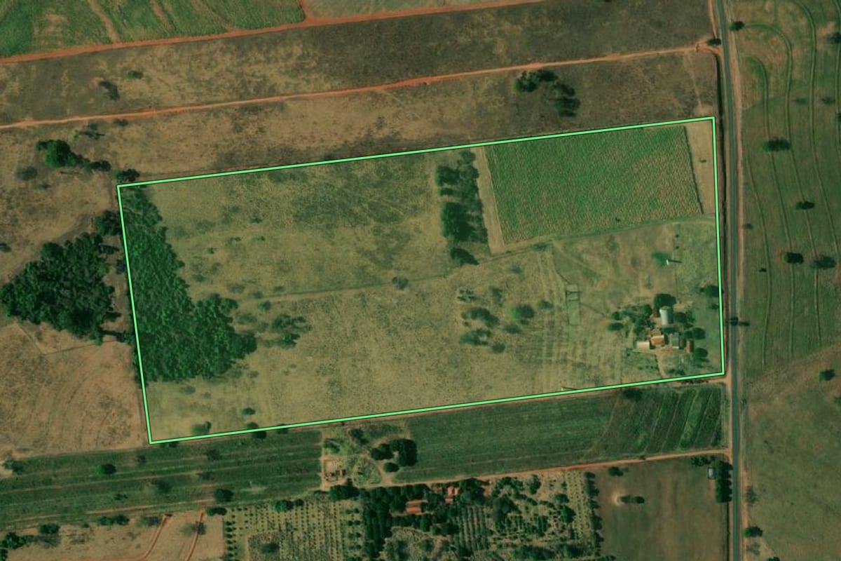 Imagem de satélite do imóvel rural em Mirandópolis (SP), com o contorno declarado no CAR desenhado por cima.