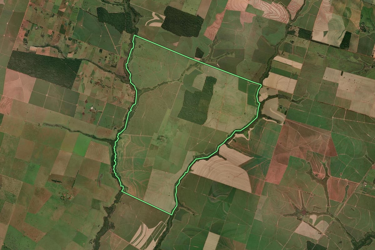 Imagem de satélite do imóvel rural em Mirandópolis (SP), com o contorno declarado no CAR desenhado por cima.