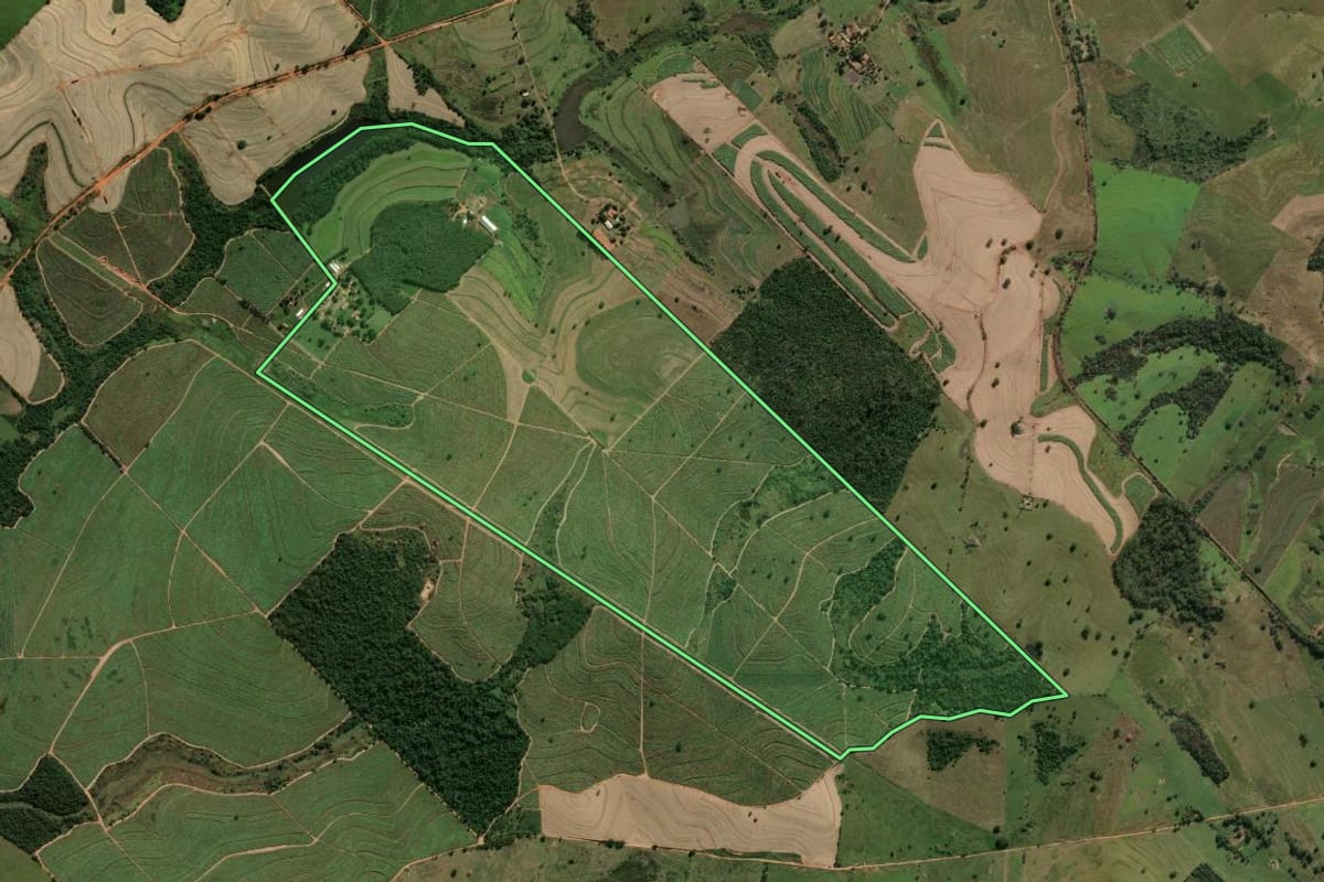 Imagem de satélite do imóvel rural em Mirandópolis (SP), com o contorno declarado no CAR desenhado por cima.