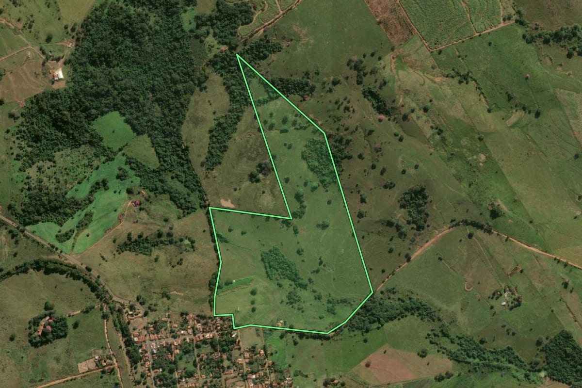 Imagem de satélite do imóvel rural em Mirandópolis (SP), com o contorno declarado no CAR desenhado por cima.