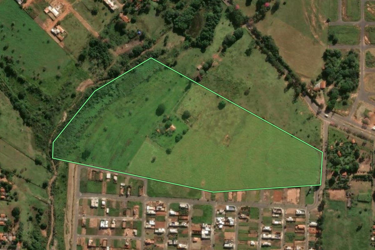 Imagem de satélite do imóvel rural em Mirandópolis (SP), com o contorno declarado no CAR desenhado por cima.