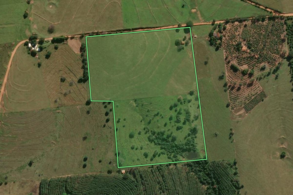 Imagem de satélite do imóvel rural em Mirandópolis (SP), com o contorno declarado no CAR desenhado por cima.