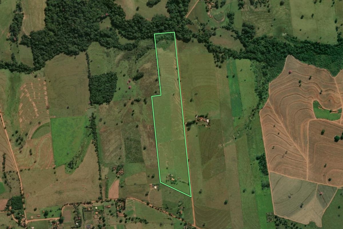 Imagem de satélite do imóvel rural em Mirandópolis (SP), com o contorno declarado no CAR desenhado por cima.