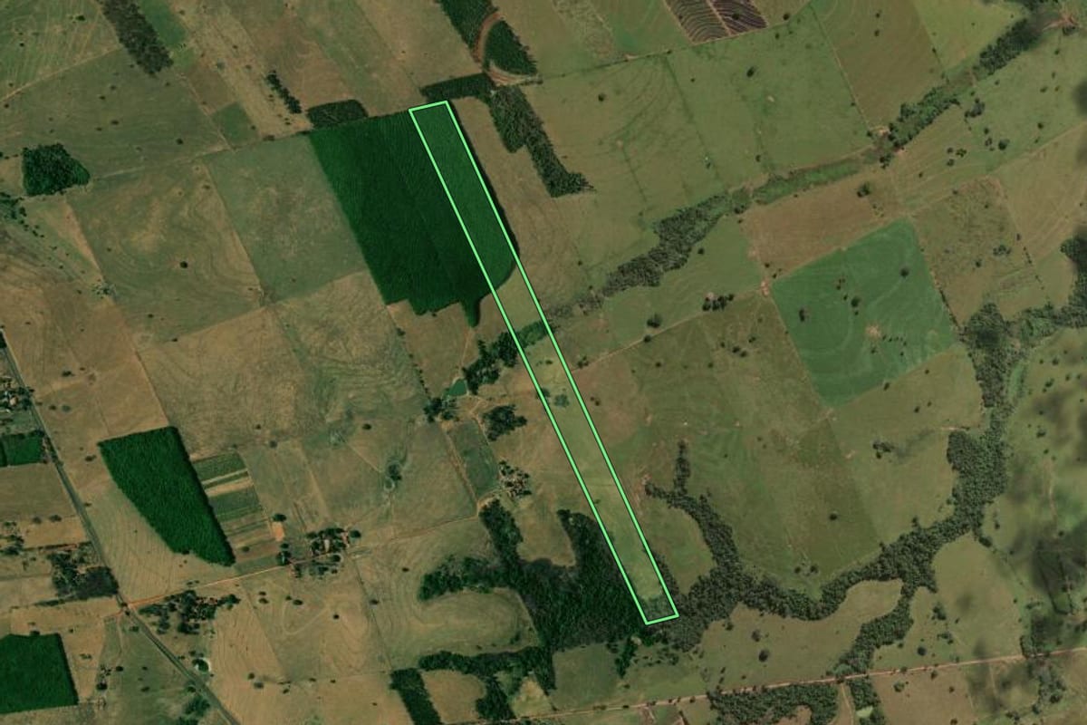 Imagem de satélite do imóvel rural em Mirandópolis (SP), com o contorno declarado no CAR desenhado por cima.