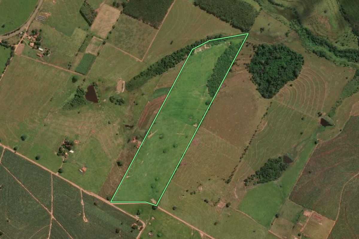 Imagem de satélite do imóvel rural em Mirandópolis (SP), com o contorno declarado no CAR desenhado por cima.