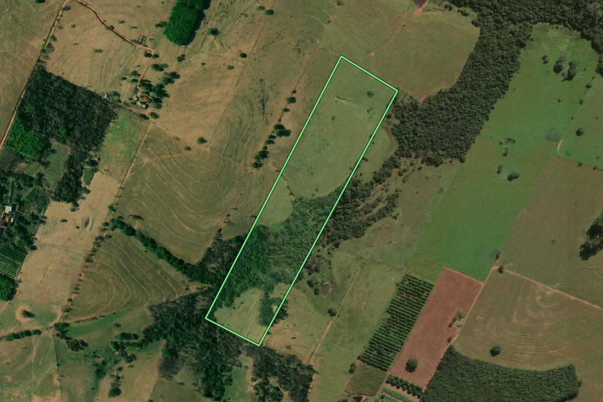 Imagem de satélite do imóvel rural em Mirandópolis (SP), com o contorno declarado no CAR desenhado por cima.