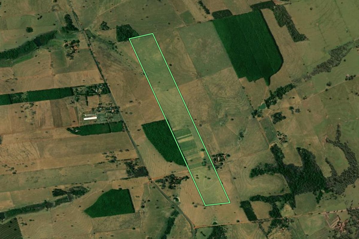 Imagem de satélite do imóvel rural em Mirandópolis (SP), com o contorno declarado no CAR desenhado por cima.