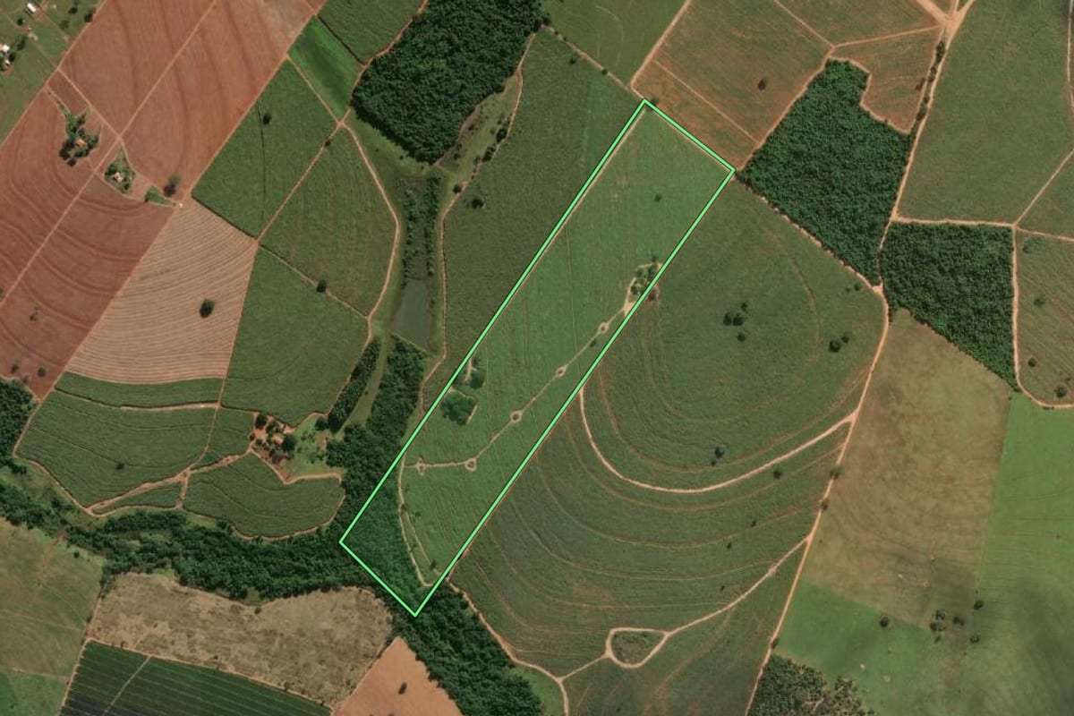 Imagem de satélite do imóvel rural em Mirandópolis (SP), com o contorno declarado no CAR desenhado por cima.