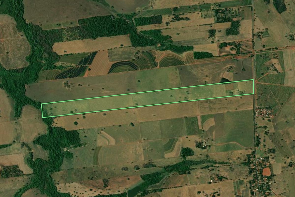 Imagem de satélite do imóvel rural em Mirandópolis (SP), com o contorno declarado no CAR desenhado por cima.