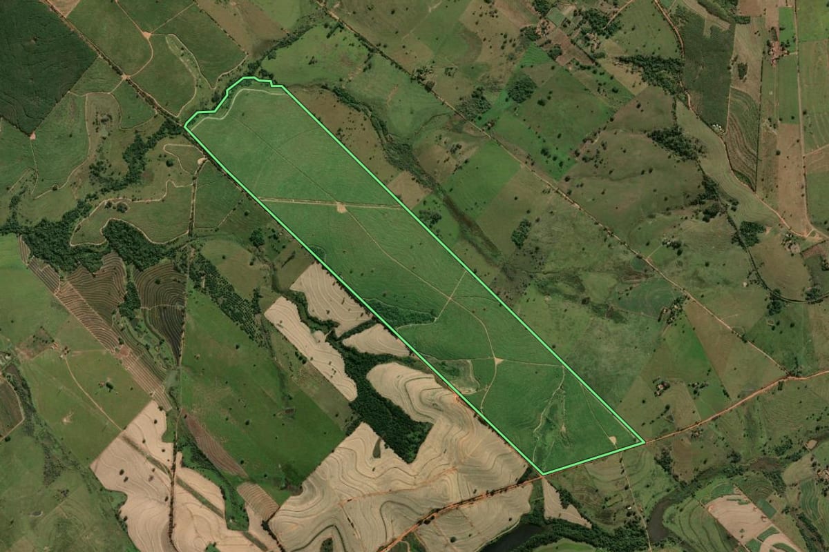 Imagem de satélite do imóvel rural em Mirandópolis (SP), com o contorno declarado no CAR desenhado por cima.