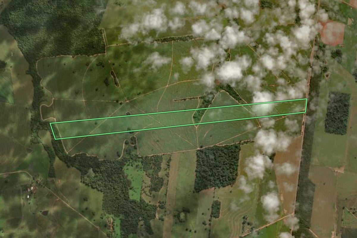Imagem de satélite do imóvel rural em Mirandópolis (SP), com o contorno declarado no CAR desenhado por cima.
