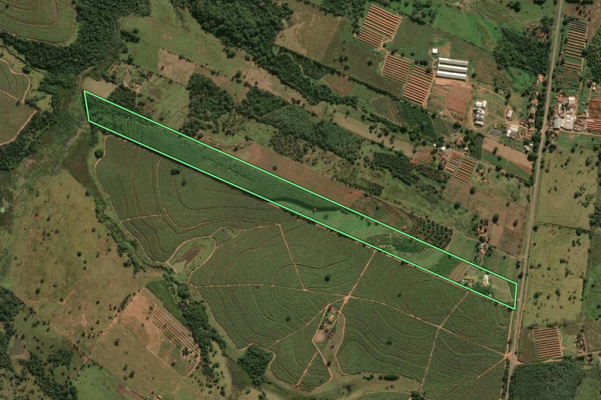 Imagem de satélite do imóvel rural em Mirandópolis (SP), com o contorno declarado no CAR desenhado por cima.