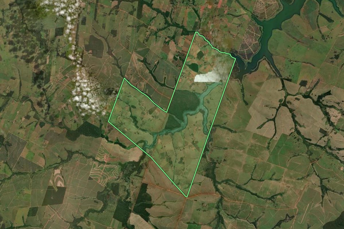 Imagem de satélite do imóvel rural em Mirandópolis (SP), com o contorno declarado no CAR desenhado por cima.