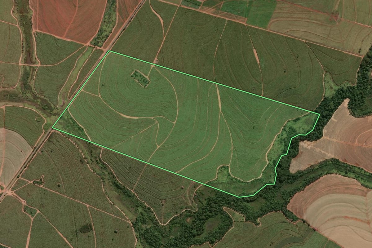 Imagem de satélite do imóvel rural em Mirandópolis (SP), com o contorno declarado no CAR desenhado por cima.