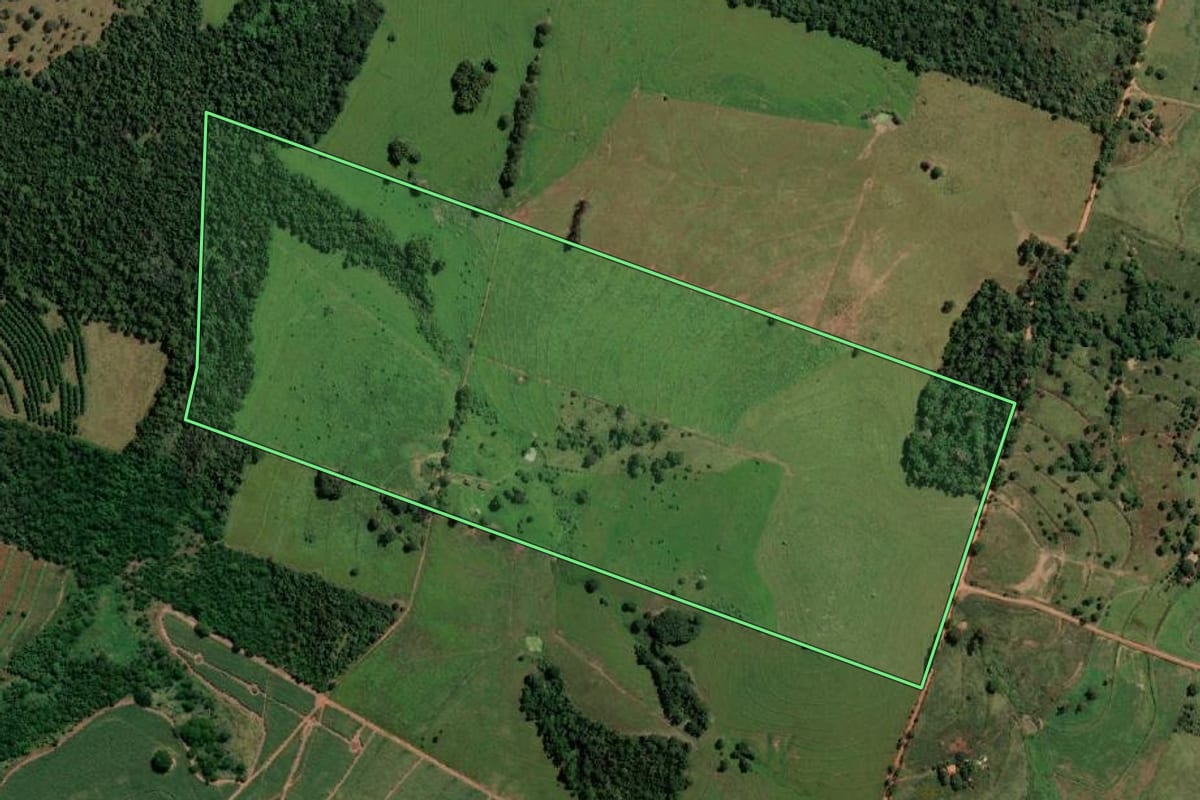 Imagem de satélite do imóvel rural em Mirandópolis (SP), com o contorno declarado no CAR desenhado por cima.