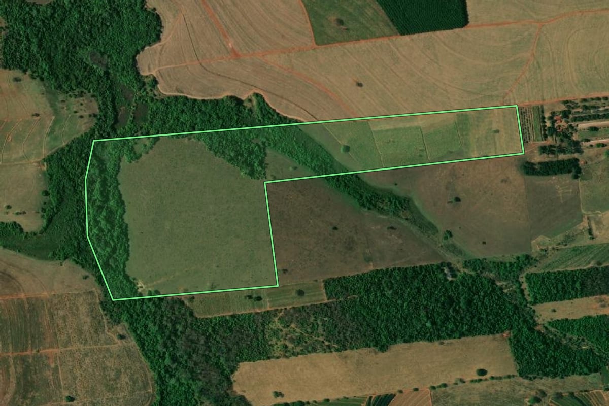 Imagem de satélite do imóvel rural em Mirandópolis (SP), com o contorno declarado no CAR desenhado por cima.