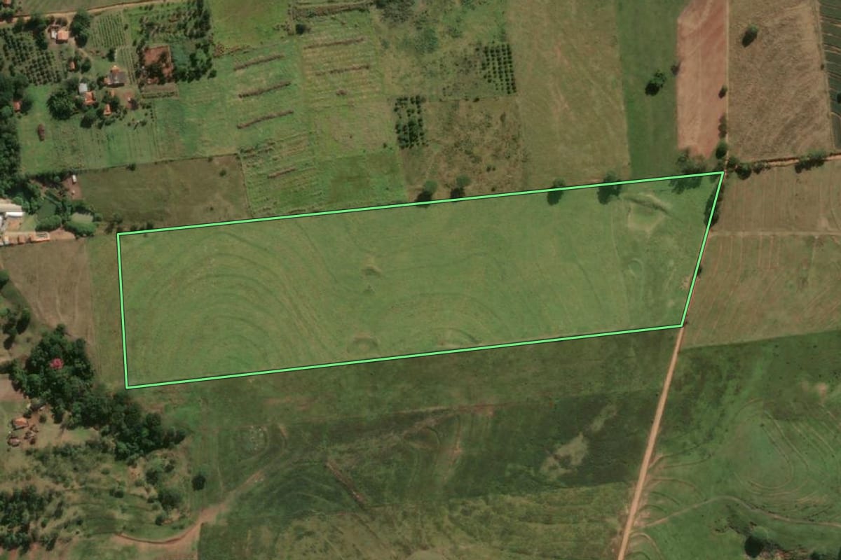 Imagem de satélite do imóvel rural em Mirandópolis (SP), com o contorno declarado no CAR desenhado por cima.