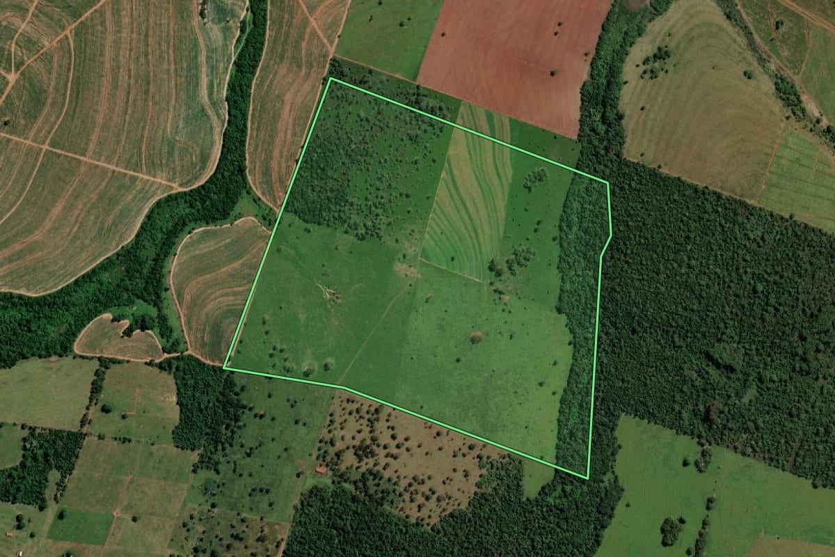 Imagem de satélite do imóvel rural em Mirandópolis (SP), com o contorno declarado no CAR desenhado por cima.