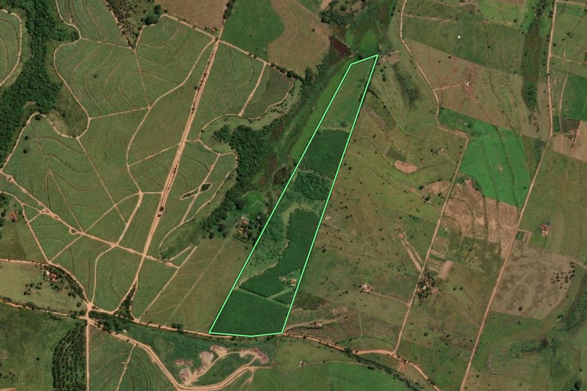 Imagem de satélite do imóvel rural em Mirandópolis (SP), com o contorno declarado no CAR desenhado por cima.
