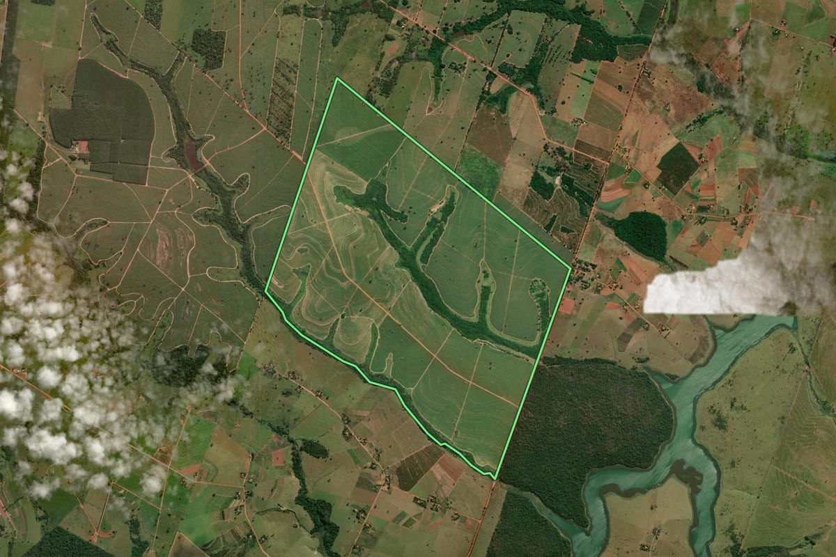 Imagem de satélite do imóvel rural em Mirandópolis (SP), com o contorno declarado no CAR desenhado por cima.