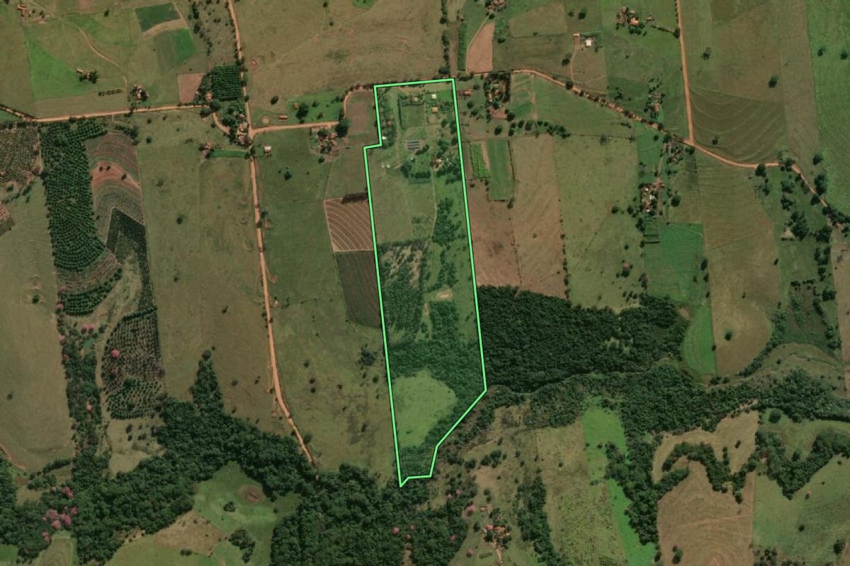 Imagem de satélite do imóvel rural em Mirandópolis (SP), com o contorno declarado no CAR desenhado por cima.