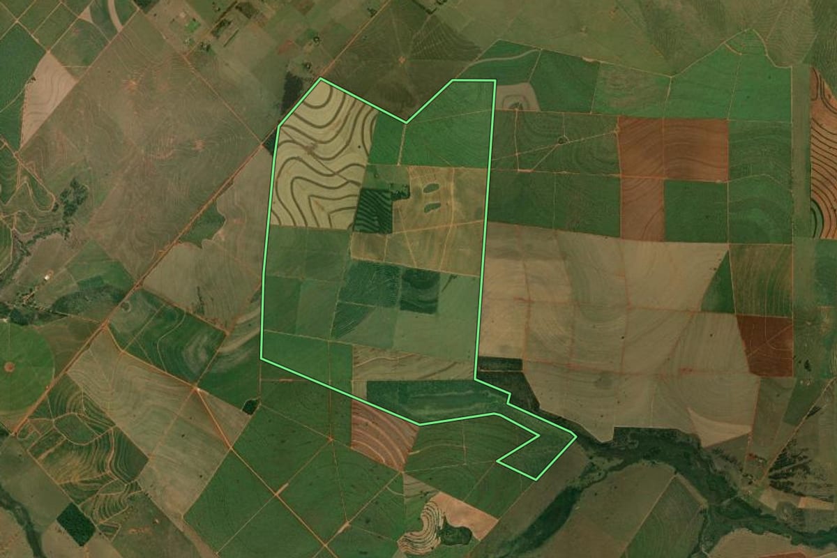 Imagem de satélite do imóvel rural em Mirante do Paranapanema (SP), com o contorno declarado no CAR desenhado por cima.