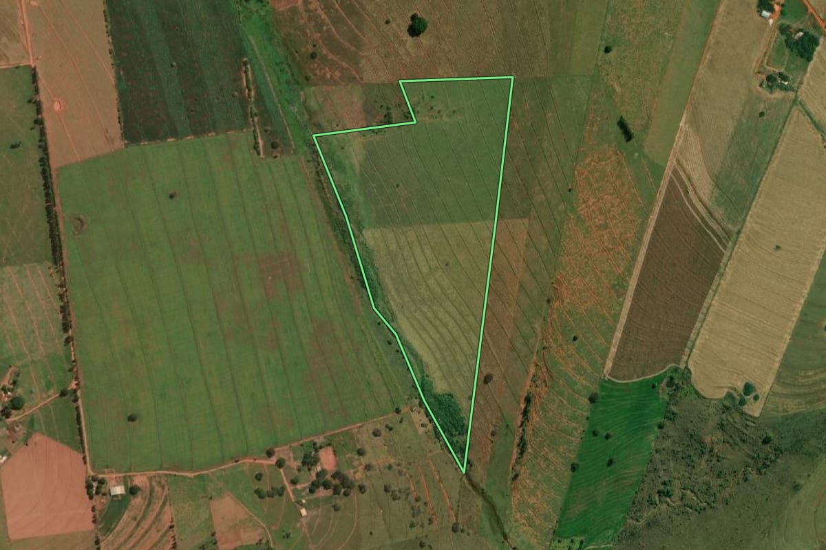 Imagem de satélite do imóvel rural em Mirante do Paranapanema (SP), com o contorno declarado no CAR desenhado por cima.