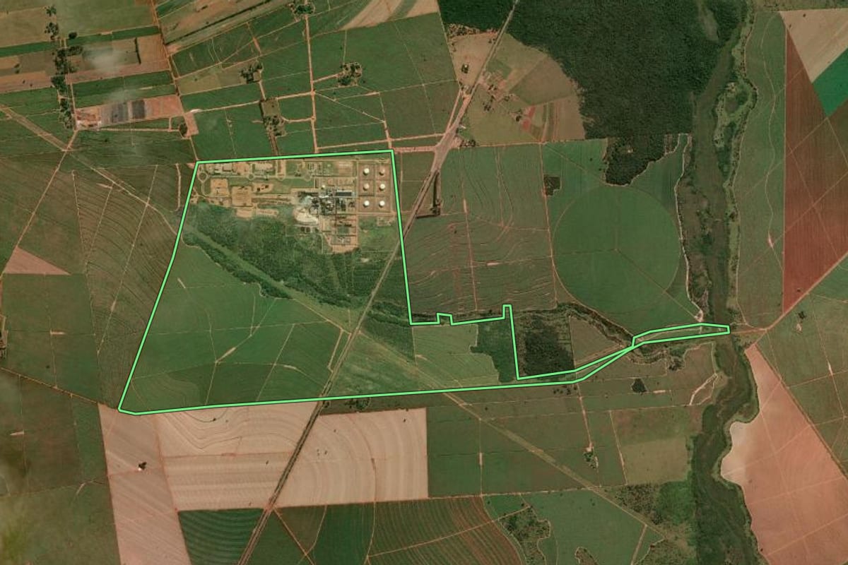 Imagem de satélite do imóvel rural em Mirante do Paranapanema (SP), com o contorno declarado no CAR desenhado por cima.