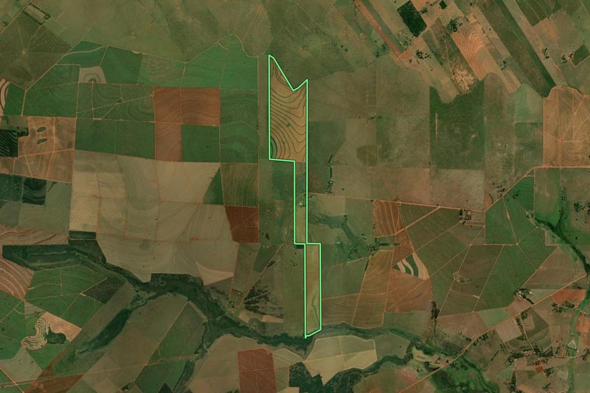Imagem de satélite do imóvel rural em Mirante do Paranapanema (SP), com o contorno declarado no CAR desenhado por cima.