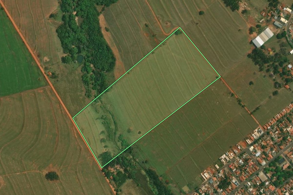 Imagem de satélite do imóvel rural em Mirante do Paranapanema (SP), com o contorno declarado no CAR desenhado por cima.