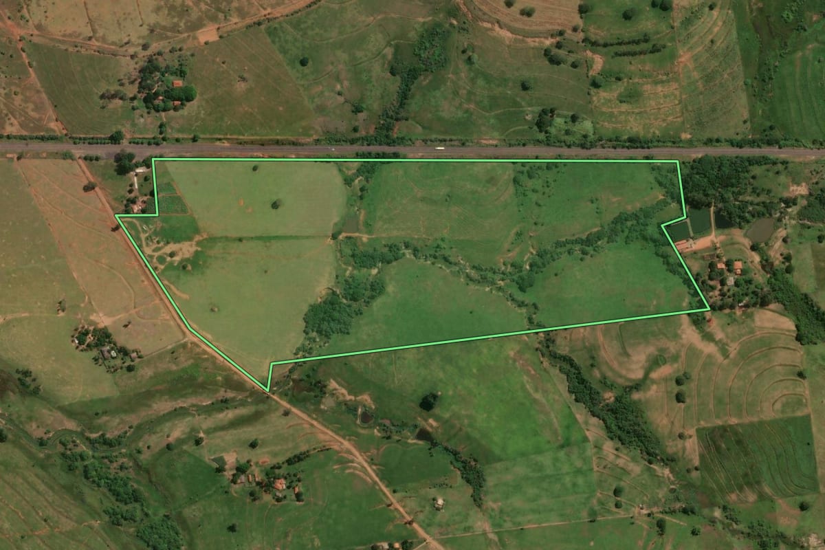 Imagem de satélite do imóvel rural em Mirante do Paranapanema (SP), com o contorno declarado no CAR desenhado por cima.