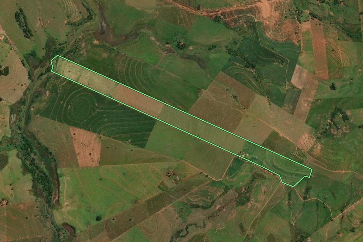 Imagem de satélite do imóvel rural em Mirante do Paranapanema (SP), com o contorno declarado no CAR desenhado por cima.