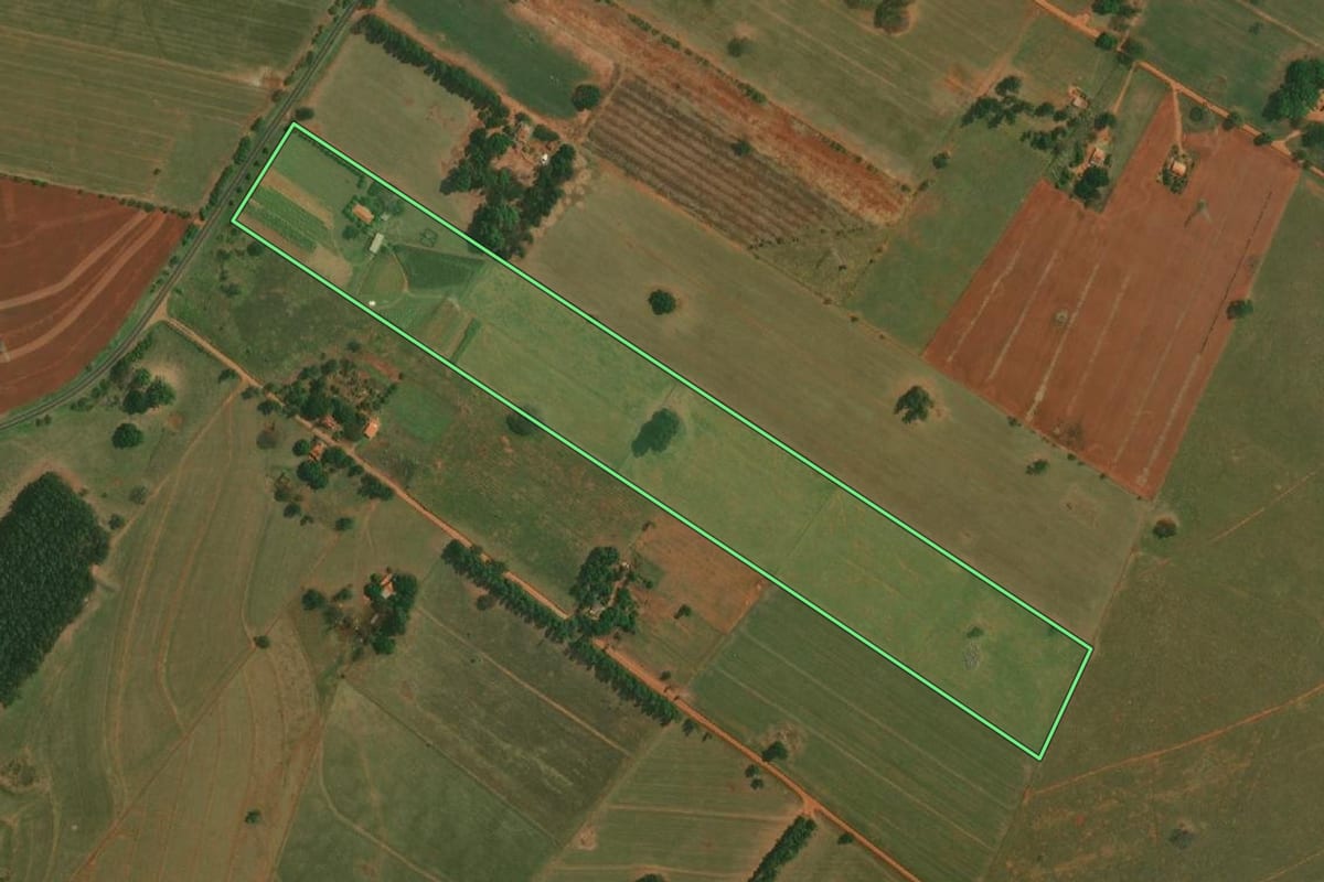 Imagem de satélite do imóvel rural em Mirante do Paranapanema (SP), com o contorno declarado no CAR desenhado por cima.