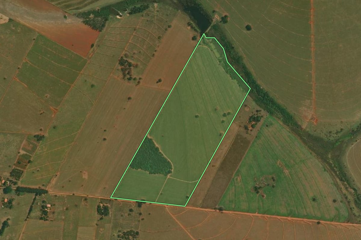 Imagem de satélite do imóvel rural em Mirante do Paranapanema (SP), com o contorno declarado no CAR desenhado por cima.