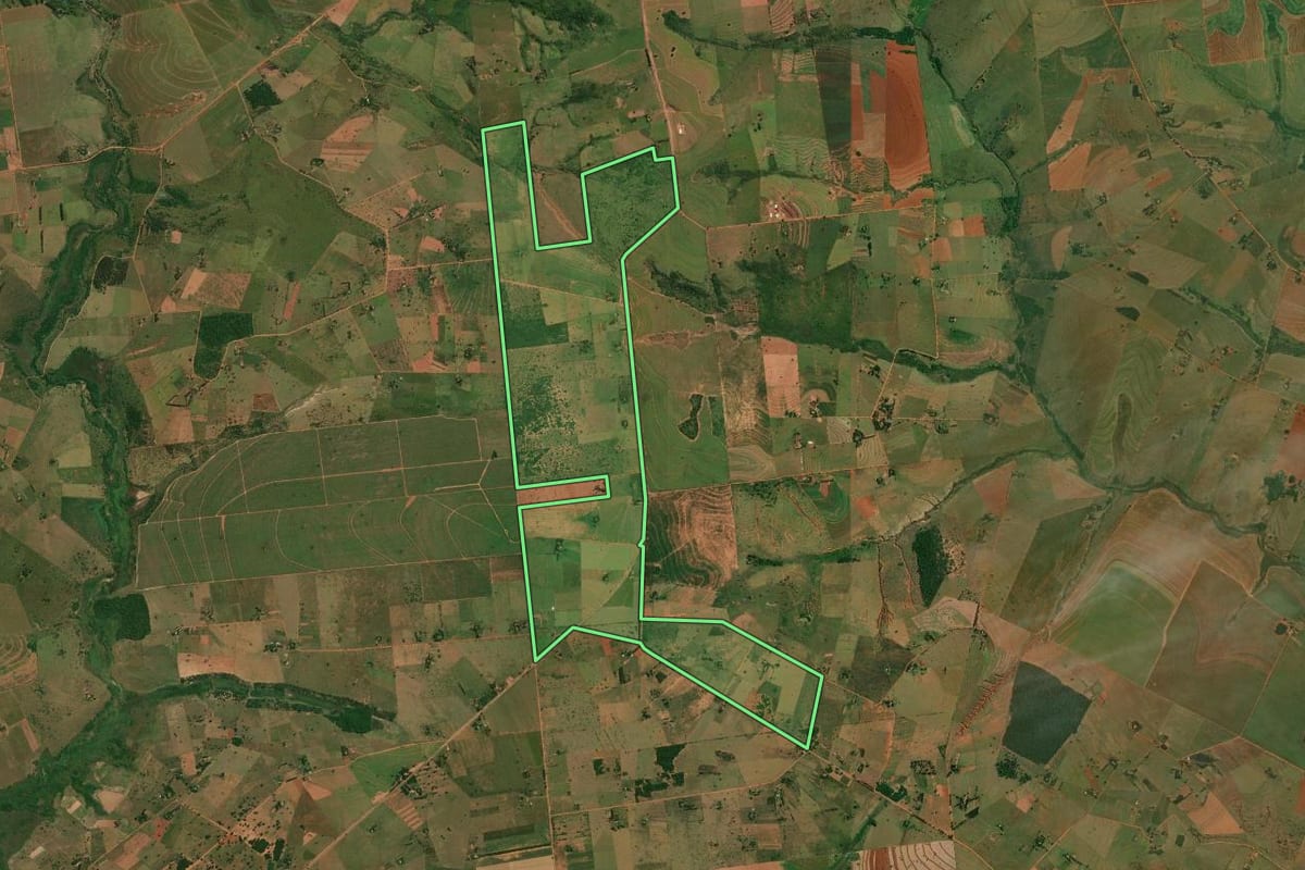 Imagem de satélite do imóvel rural em Mirante do Paranapanema (SP), com o contorno declarado no CAR desenhado por cima.
