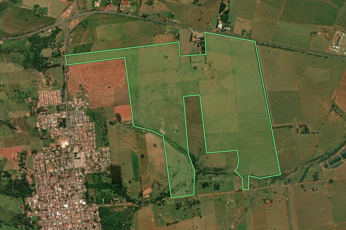 Imagem de satélite do imóvel rural em Mirante do Paranapanema (SP), com o contorno declarado no CAR desenhado por cima.
