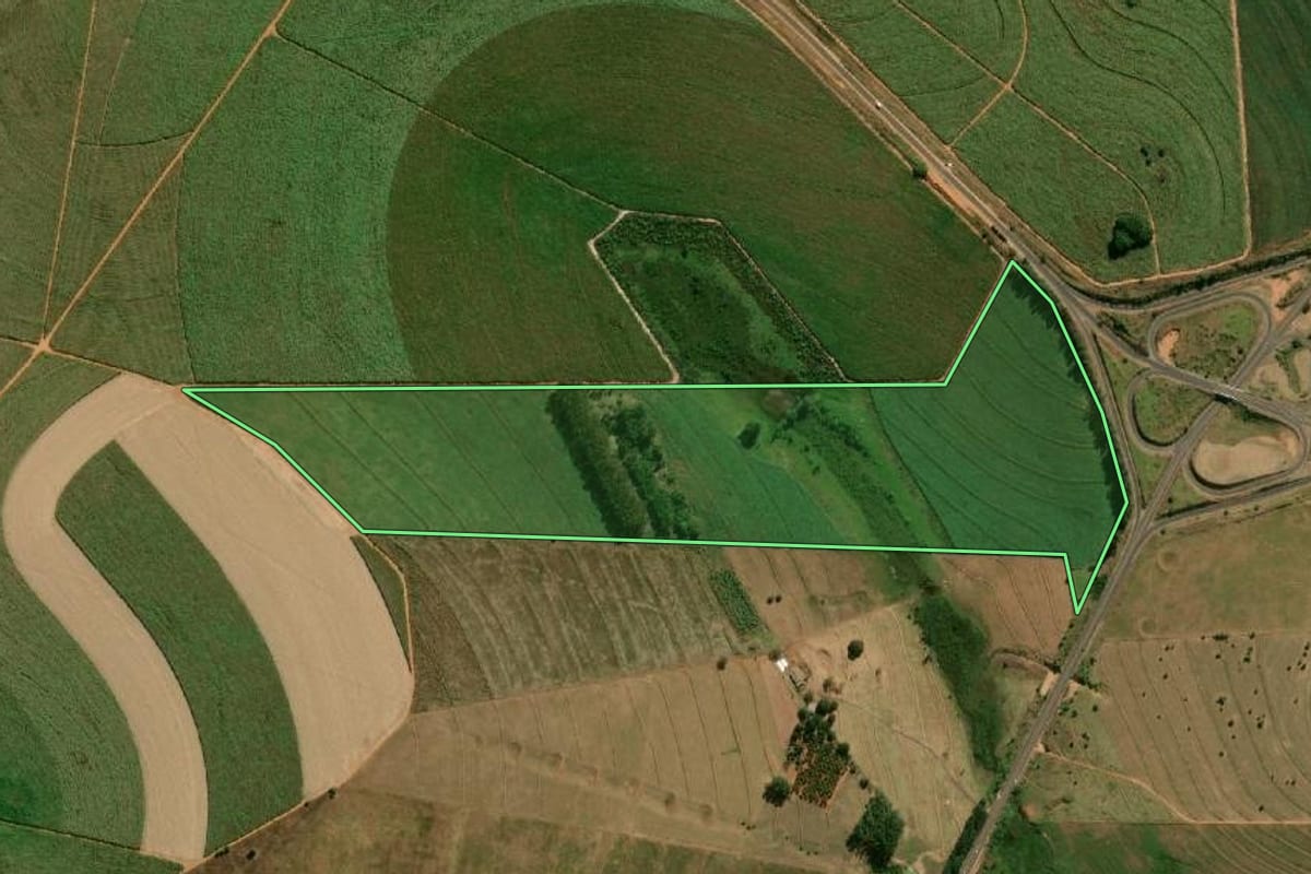 Imagem de satélite do imóvel rural em Mirante do Paranapanema (SP), com o contorno declarado no CAR desenhado por cima.