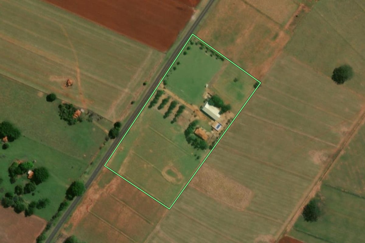 Imagem de satélite do imóvel rural em Mirante do Paranapanema (SP), com o contorno declarado no CAR desenhado por cima.
