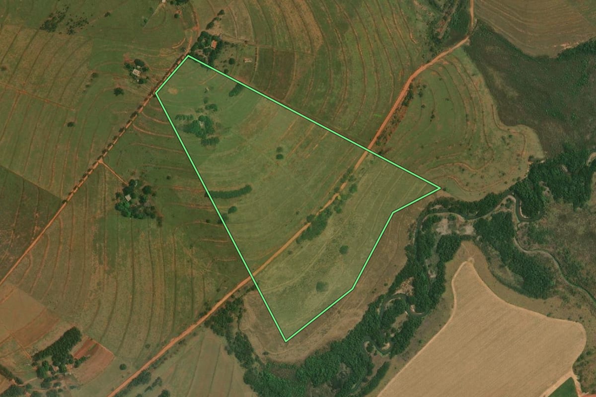 Imagem de satélite do imóvel rural em Mirante do Paranapanema (SP), com o contorno declarado no CAR desenhado por cima.
