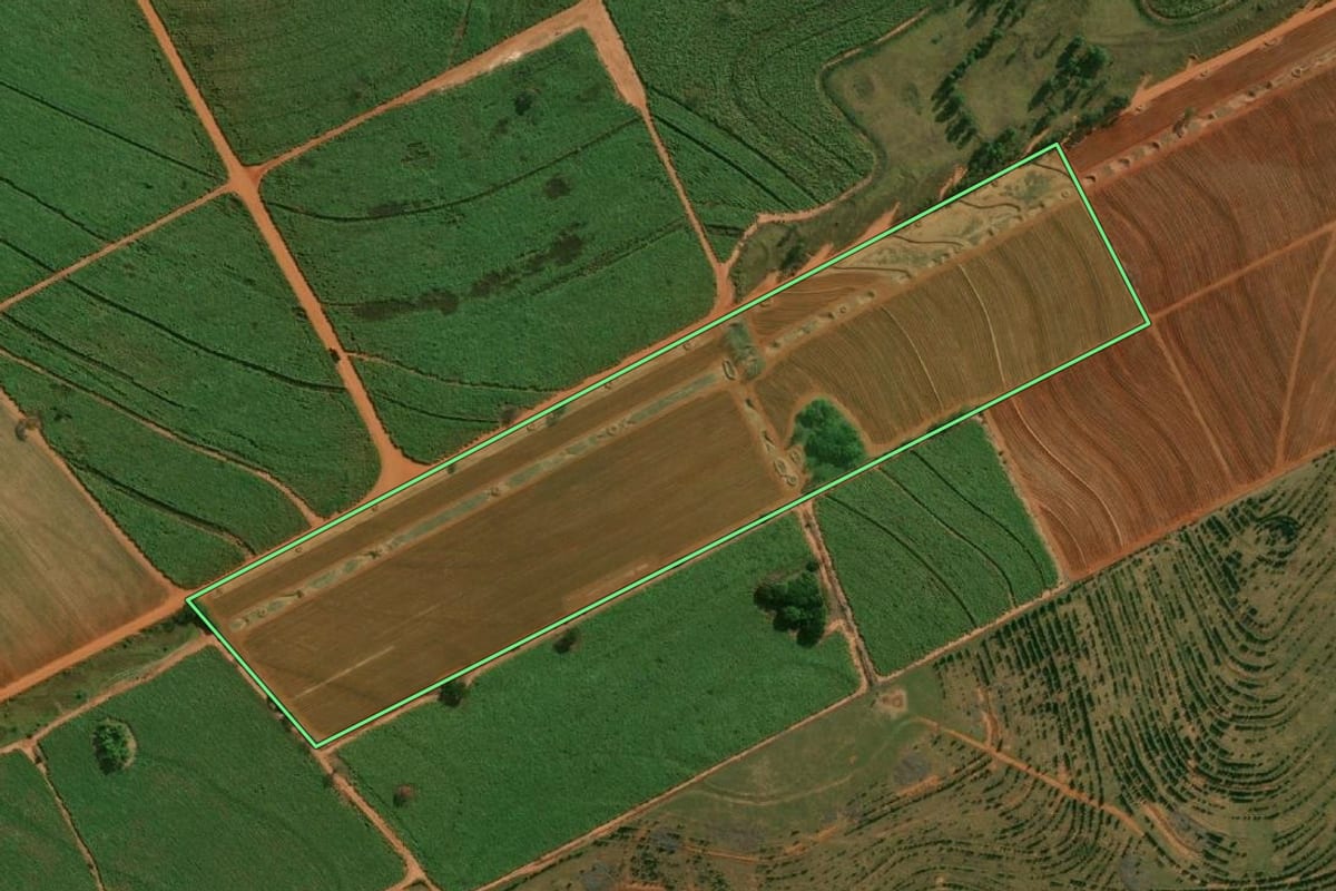 Imagem de satélite do imóvel rural em Mirante do Paranapanema (SP), com o contorno declarado no CAR desenhado por cima.
