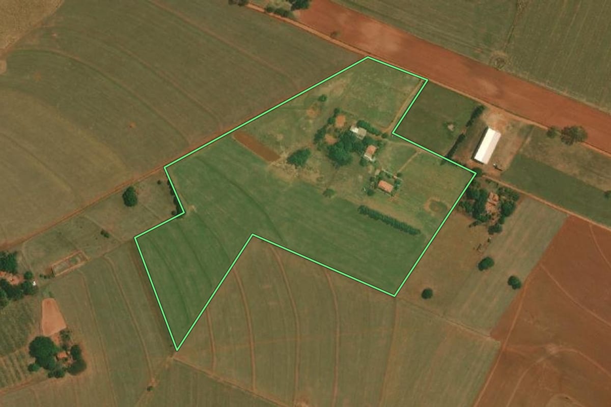 Imagem de satélite do imóvel rural em Mirante do Paranapanema (SP), com o contorno declarado no CAR desenhado por cima.