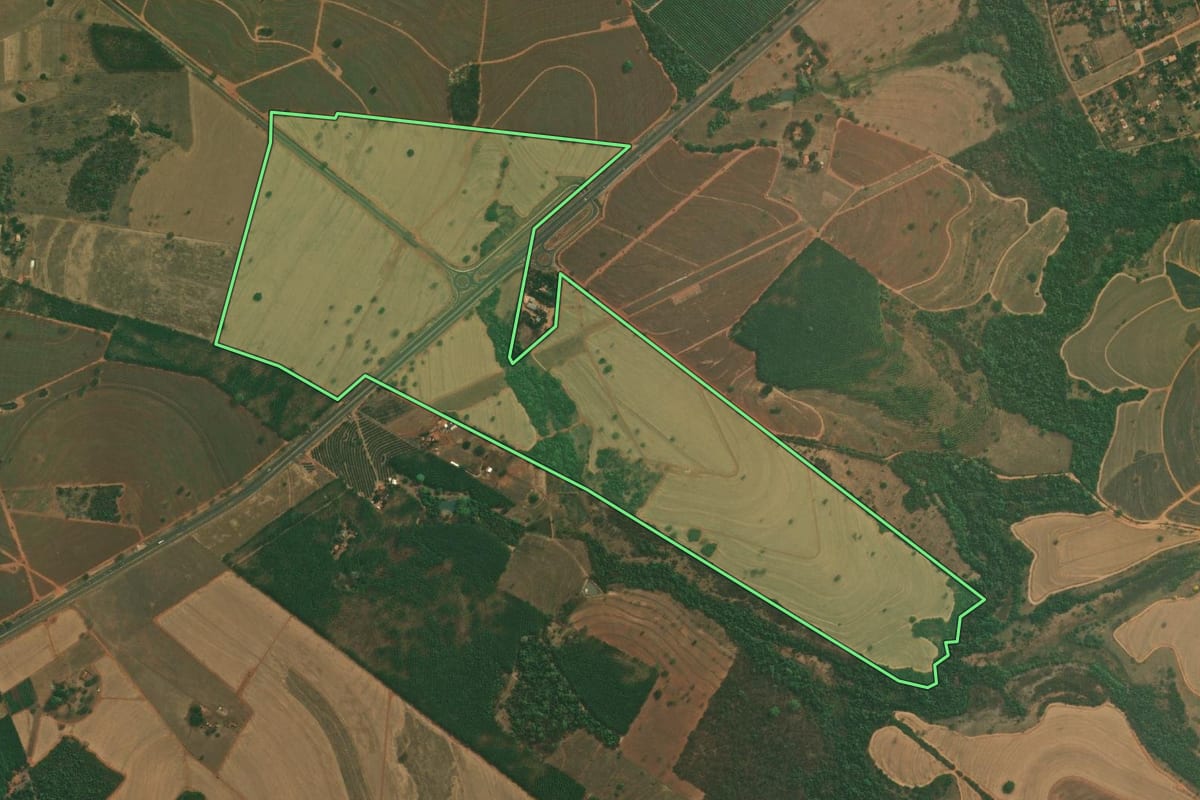 Imagem de satélite do imóvel rural em Mirassol (SP), com o contorno declarado no CAR desenhado por cima.