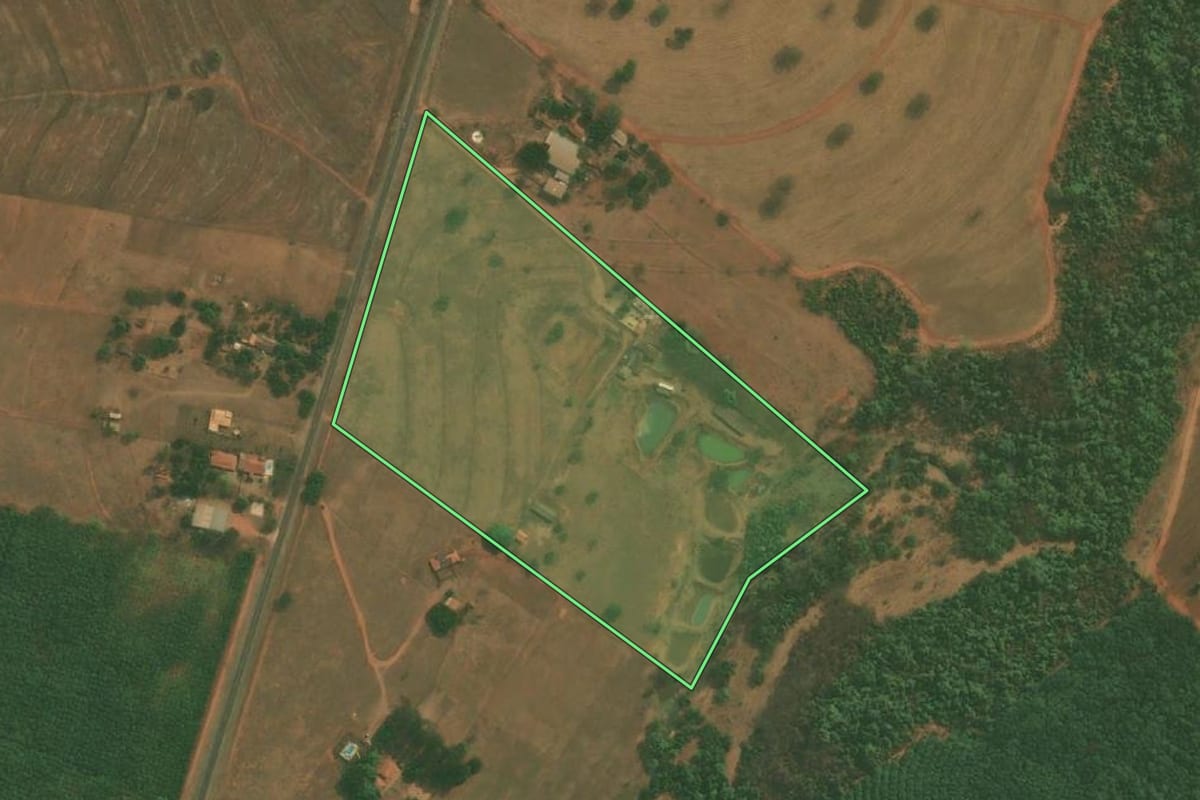 Imagem de satélite do imóvel rural em Mirassol (SP), com o contorno declarado no CAR desenhado por cima.