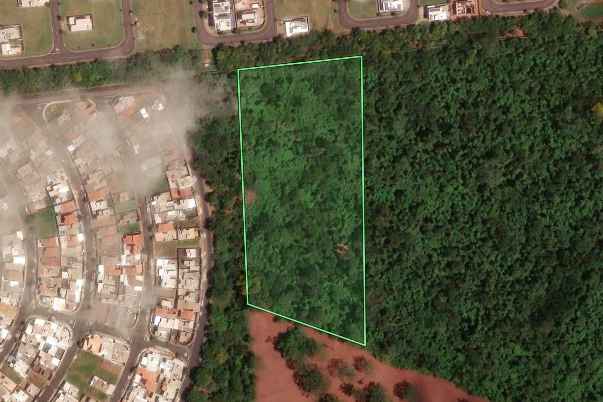 Imagem de satélite do imóvel rural em Mirassol (SP), com o contorno declarado no CAR desenhado por cima.