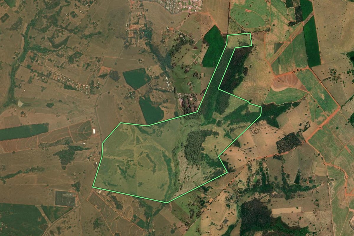 Imagem de satélite do imóvel rural em Mirassol (SP), com o contorno declarado no CAR desenhado por cima.