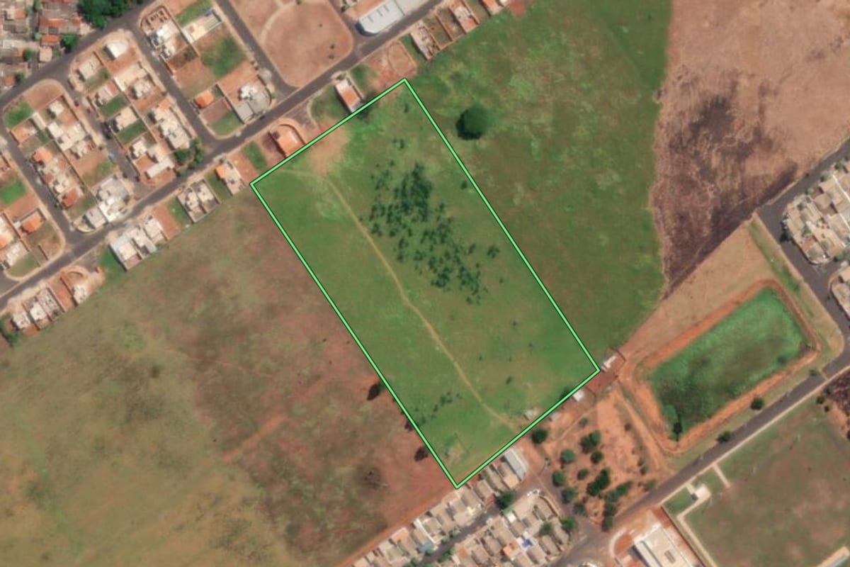 Imagem de satélite do imóvel rural em Mirassol (SP), com o contorno declarado no CAR desenhado por cima.