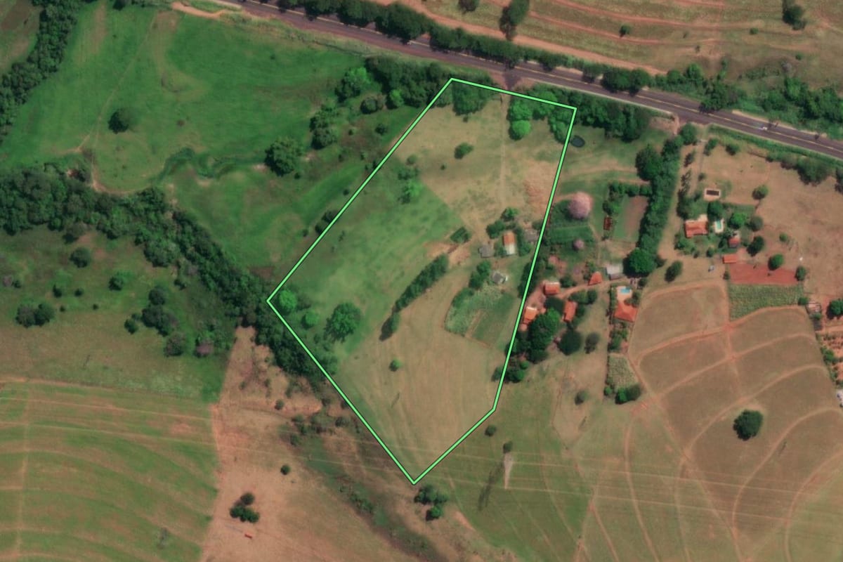 Imagem de satélite do imóvel rural em Mirassol (SP), com o contorno declarado no CAR desenhado por cima.